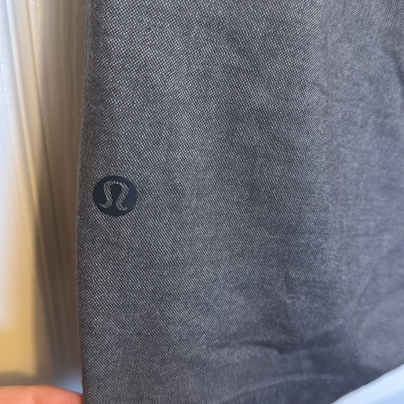 Men’s Lululemon’s flat front shorts. Size 38 - Picture 3 of 5